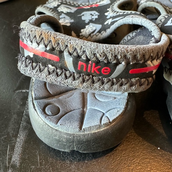 NIKE Black & Grey Pirate Ship Slip-on Sandals - Size 5C - Picture 5 of 11